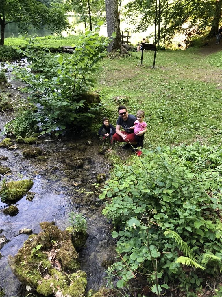 Rijetka fotografija mene i malih vila kraj potoka